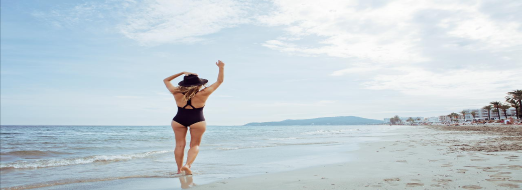 ホテル目の前にビーチが広がります