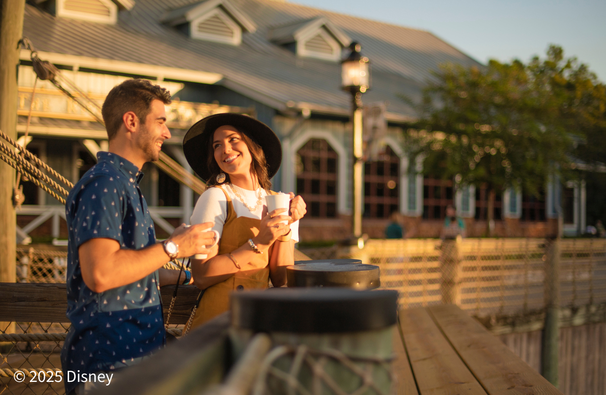 リゾートで過ごす男女（イメージ）