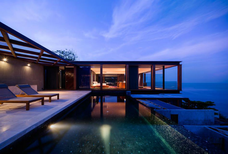 空に突き出たヴィラのお部屋も。