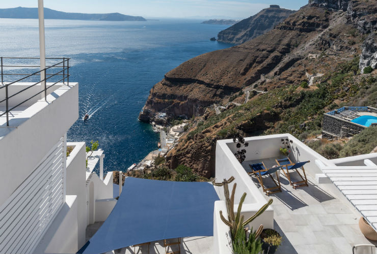 カルデラの崖の上に建つホテルからの絶景。