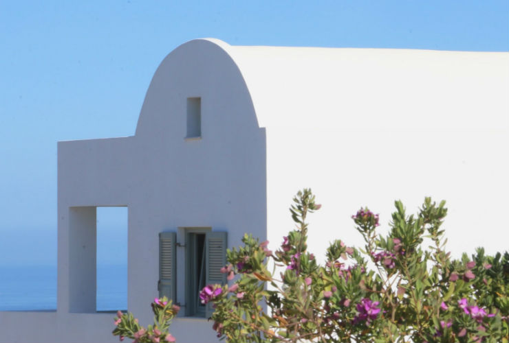 白い建物が建ち並ぶギリシャらしい雰囲気。