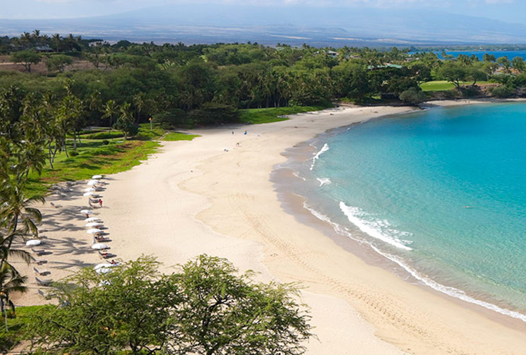 三日月形の美しいビーチが目前の絶好ロケーション