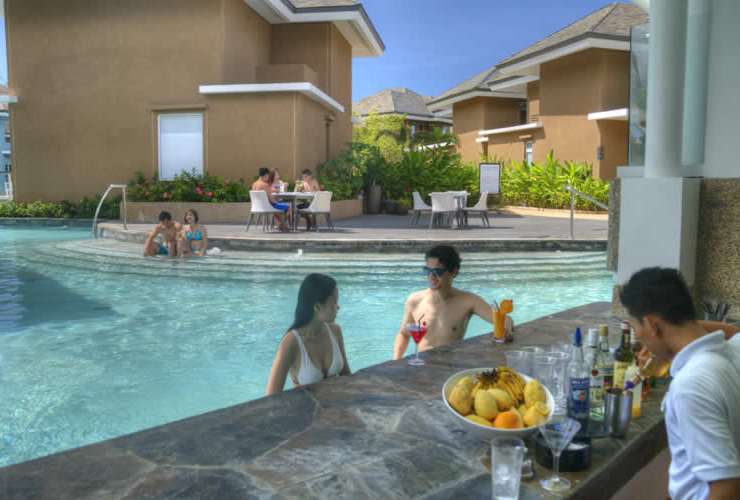 プールサイドでお酒ものめます