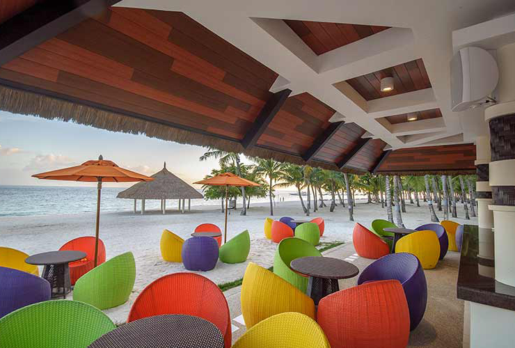 時間の流れを忘れるビーチサイドのソファー