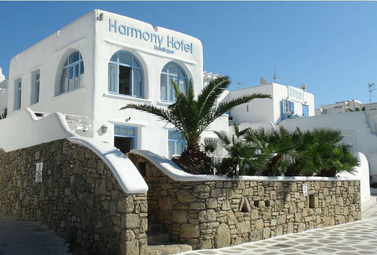 ミコノス島の伝統的な外観のホテル。