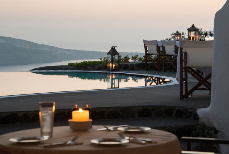 テラスからはエーゲ海とカルデラの絶景が。