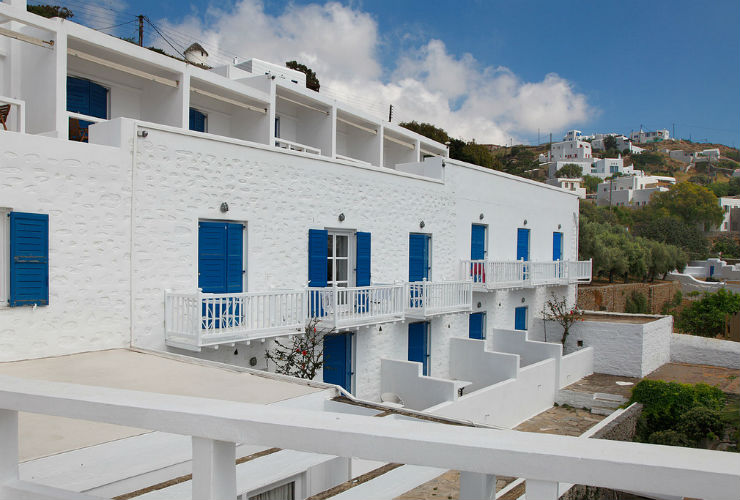 お部屋はバルコニーつき。