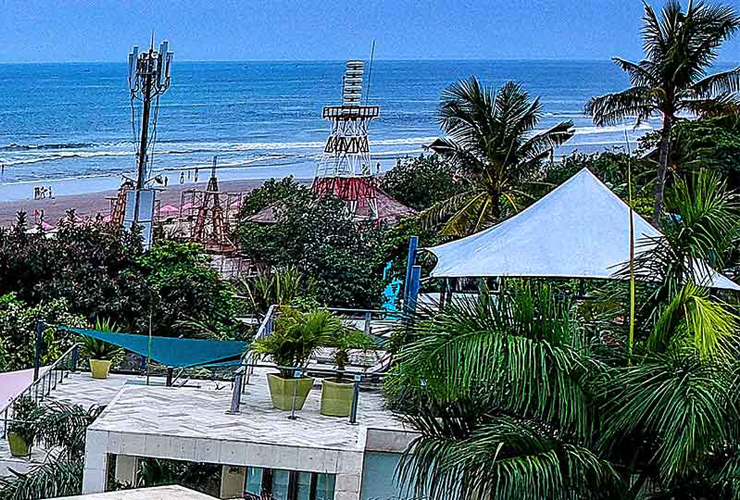 ダブルシックスビーチが道路を挟んで目の前