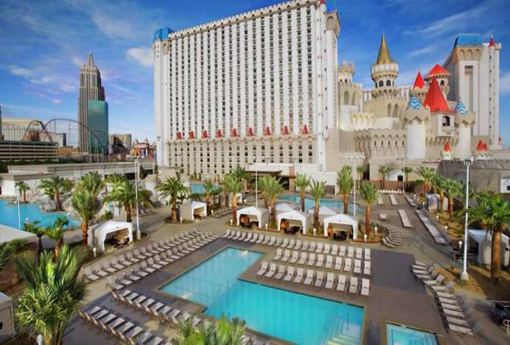 広大なプールのある敷地内は開放感抜群！