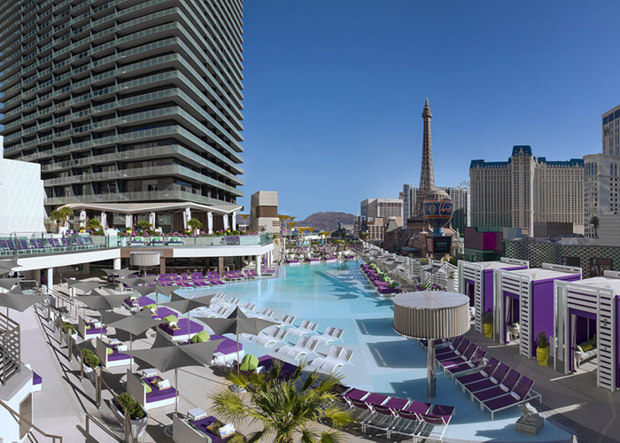 開放感抜群の屋外プールエリア