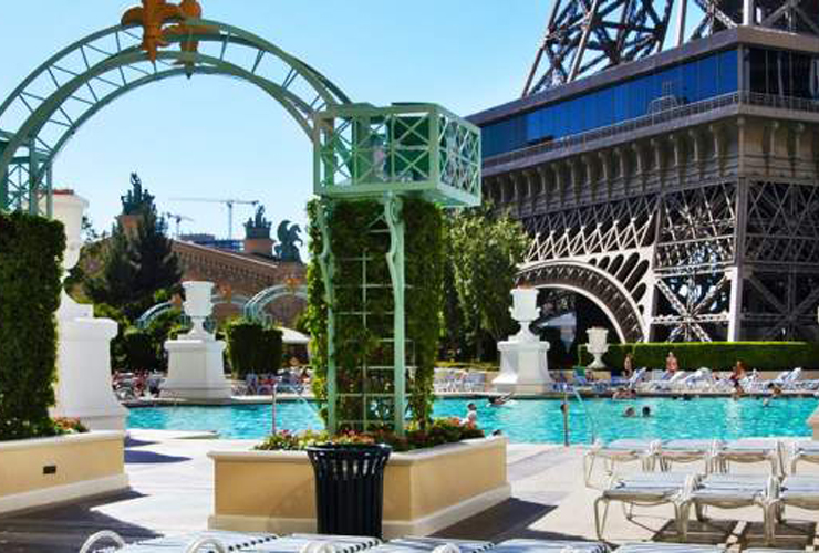 エッフェル塔の下には屋外プール