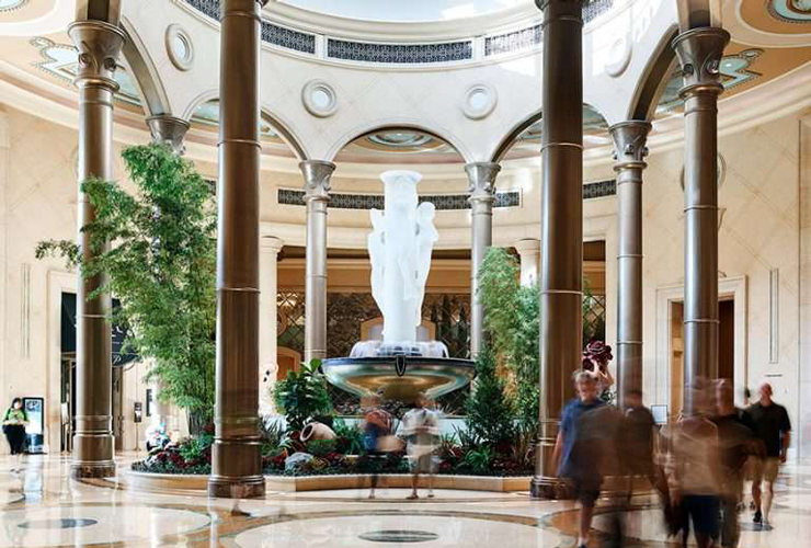 ベネチアをイメージした豪華な内装