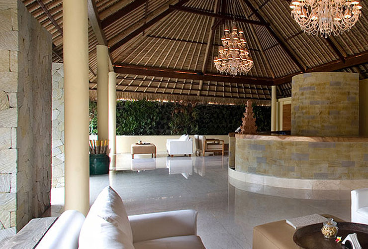 バリらしい雰囲気の広々としたロビー