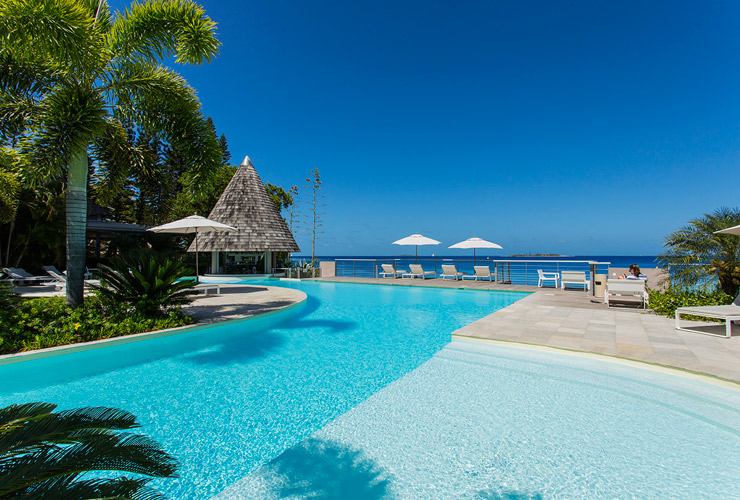 スイミングプールからも海の眺め