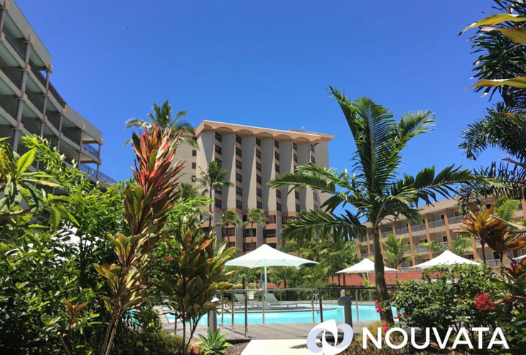 ヌバタホテルのプールと外観