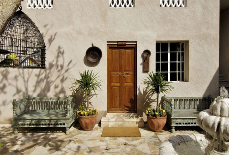 エキゾチックで落ち着いた雰囲気の中庭