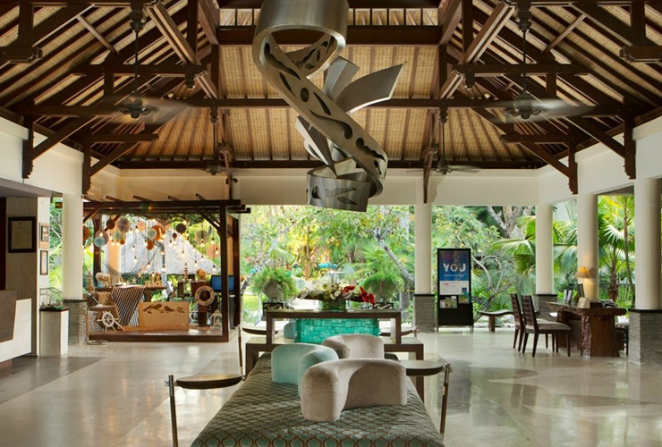 開放的で豪華なロビー