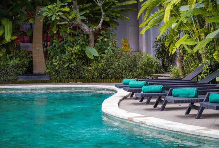 ホテル内のスイミングプール