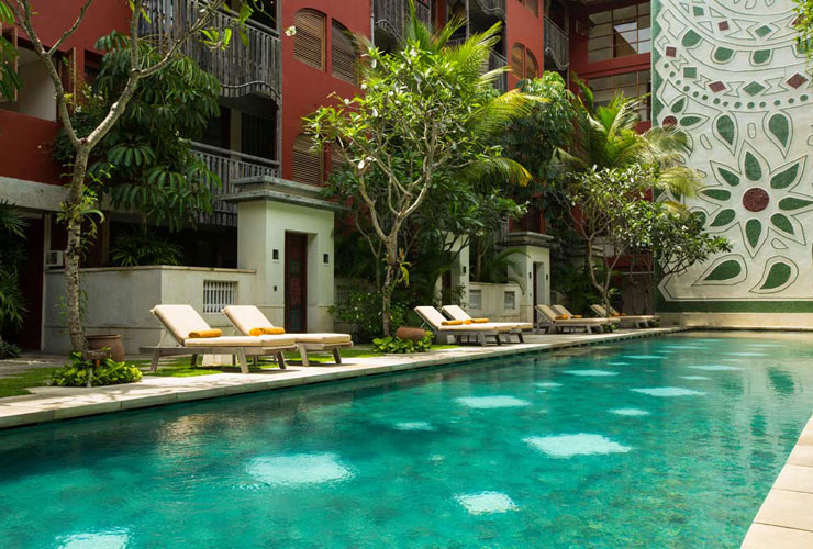 リゾートの内観とスイミングプール