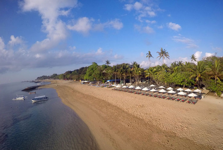 サヌールのプライベートビーチでのんびり