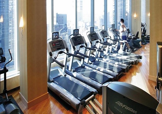 最新機器を完備したフィットネスセンター