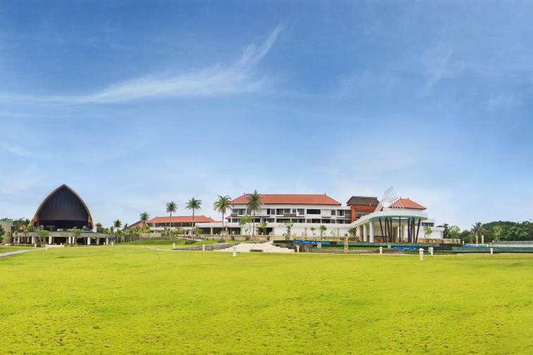 プライベートビーチまで続く広大なガーデン