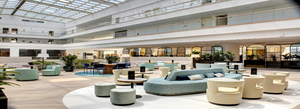 広々としたロビー