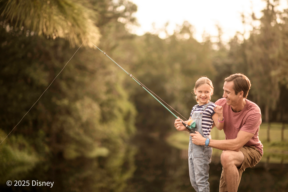 リゾート内で釣りを楽しむ親子