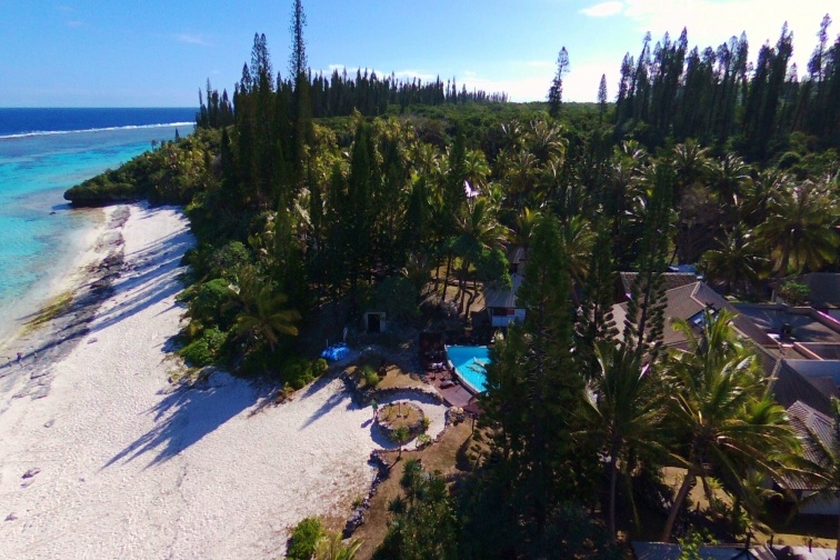 目の前には白い砂浜が広がっています