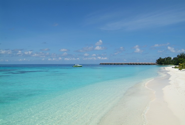 サラサラの白砂と透き通るような青いビーチ