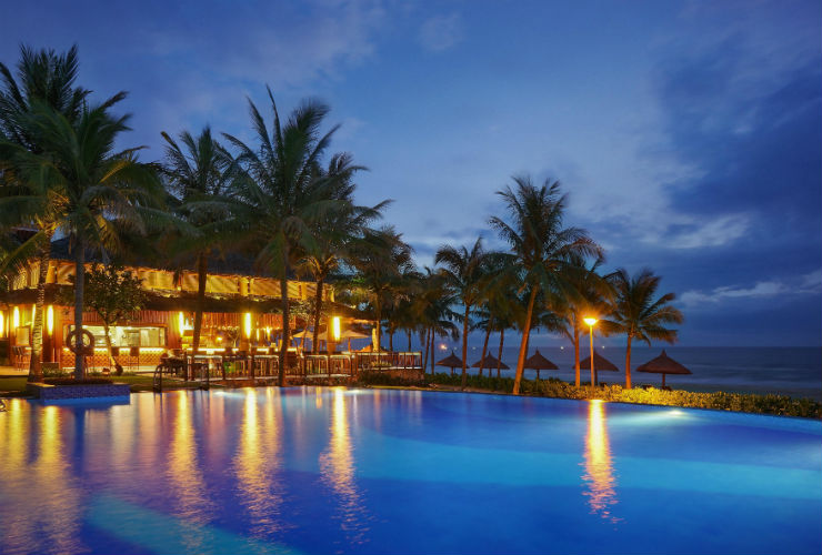 南シナ海とバーの電灯に照らされるプール