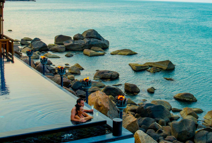 岩の上に建つヴィラからは、海が目と鼻の先