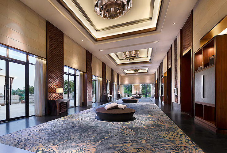 リゾート内の厳かなインテリア