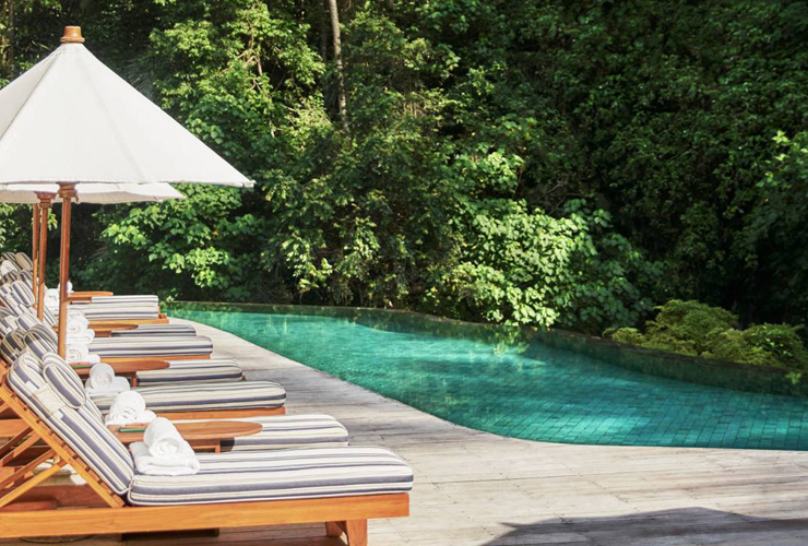 2段階層になっているスイミングプール