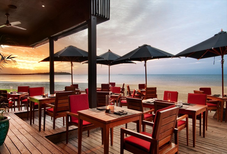 海辺のすぐそばで楽しむ開放感あふれるダイニング