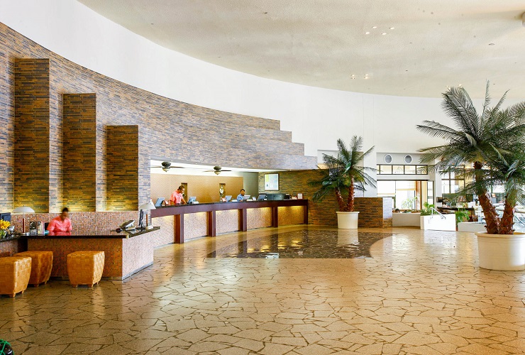 シンプルで清潔感のあるロビー