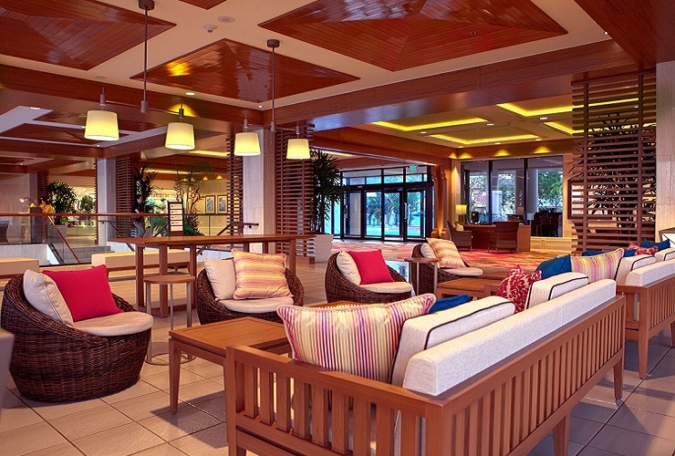 木材家具を中心に落ち着いた雰囲気のロビー