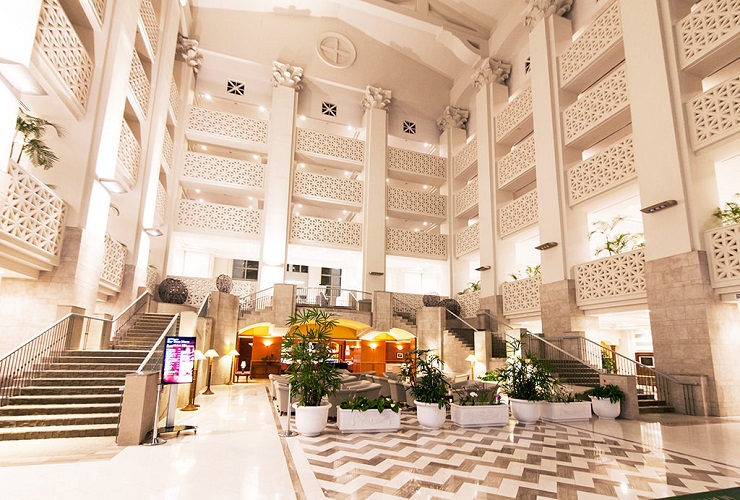 白を基調とした豪華なロビー