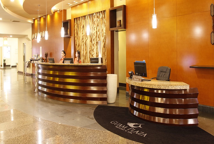 明るい雰囲気のホテルロビー