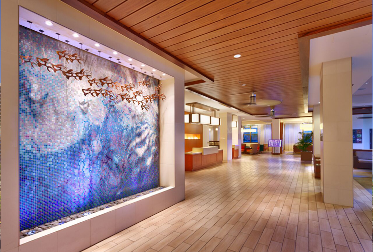 ホテル施設内は広々して開放的