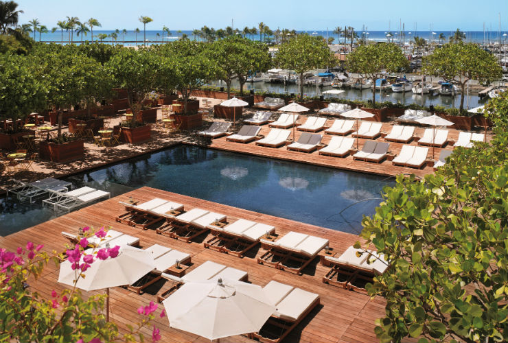 広大なウッドデッキがオシャレなプールエリア