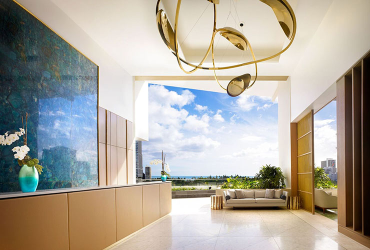 リゾート体験は広々とした8階のロビーから始まります