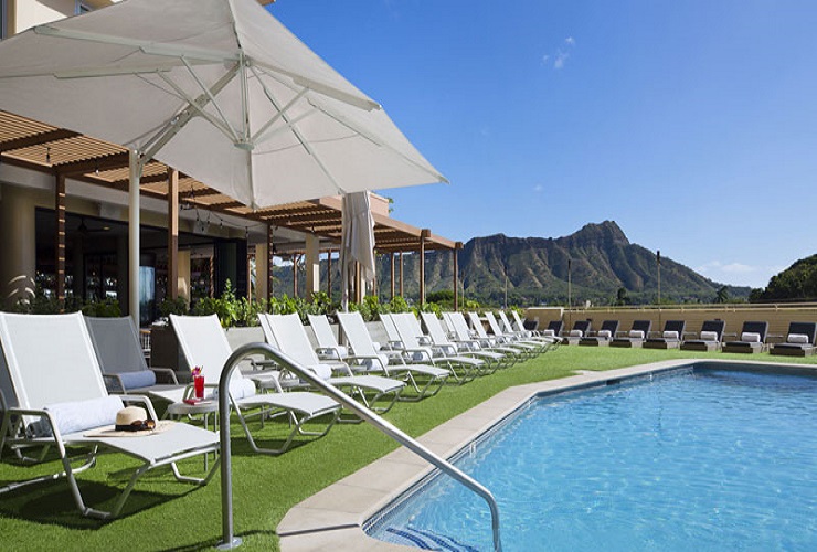 ダイヤモンドヘッドを臨む開放的なプール