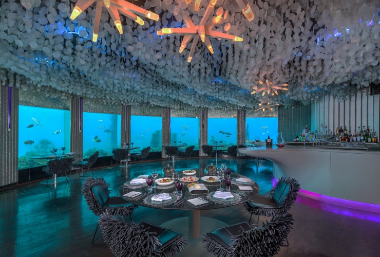 水中レストラン「SUBSIX」では水深6mの海中で神秘的な食事体験ができます