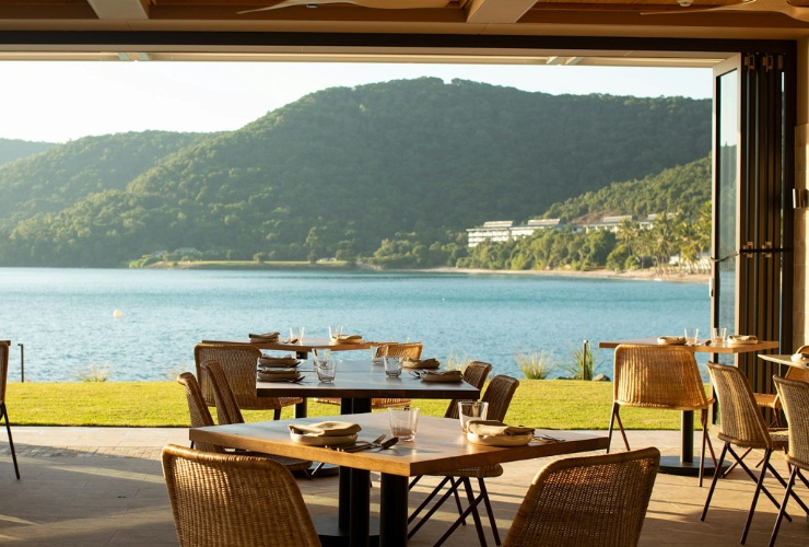 レストラン『キャッツアイプールクラブ』では、海辺の魅力と風に揺れるヤシの木々眺めながらお食事を楽しめます