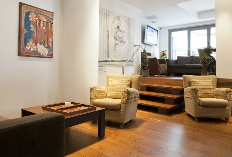 白い壁と茶色の調度品で、優雅な雰囲気のロビー。