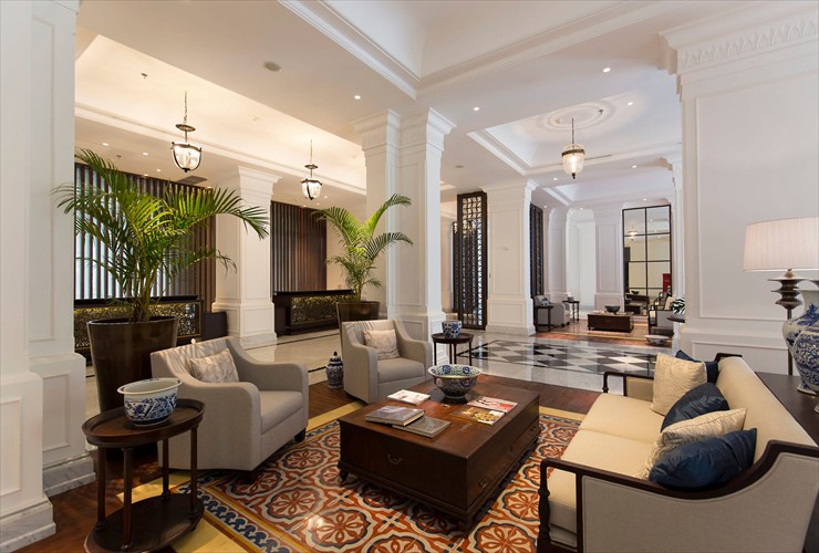 白を基調とした洗練されたロビー