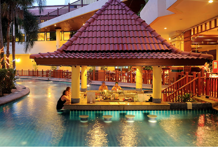 プールバーは、水中席も。