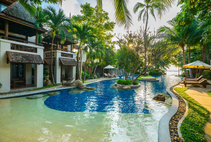 南国の楽園のようなプール。