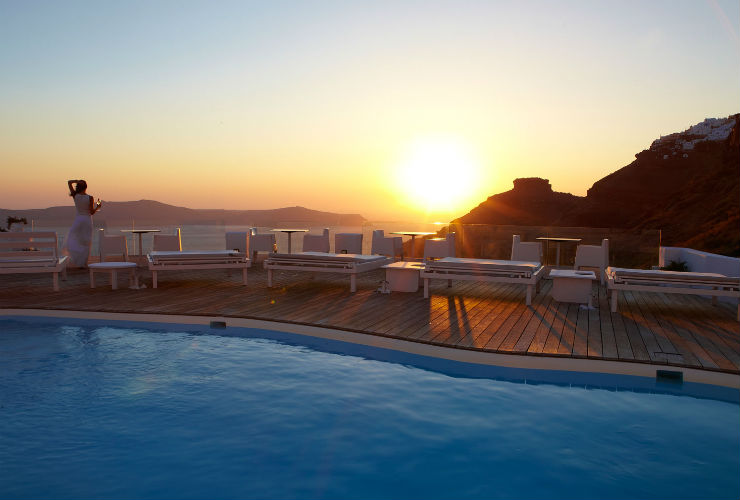 プールからのサントリーニの夕日。
